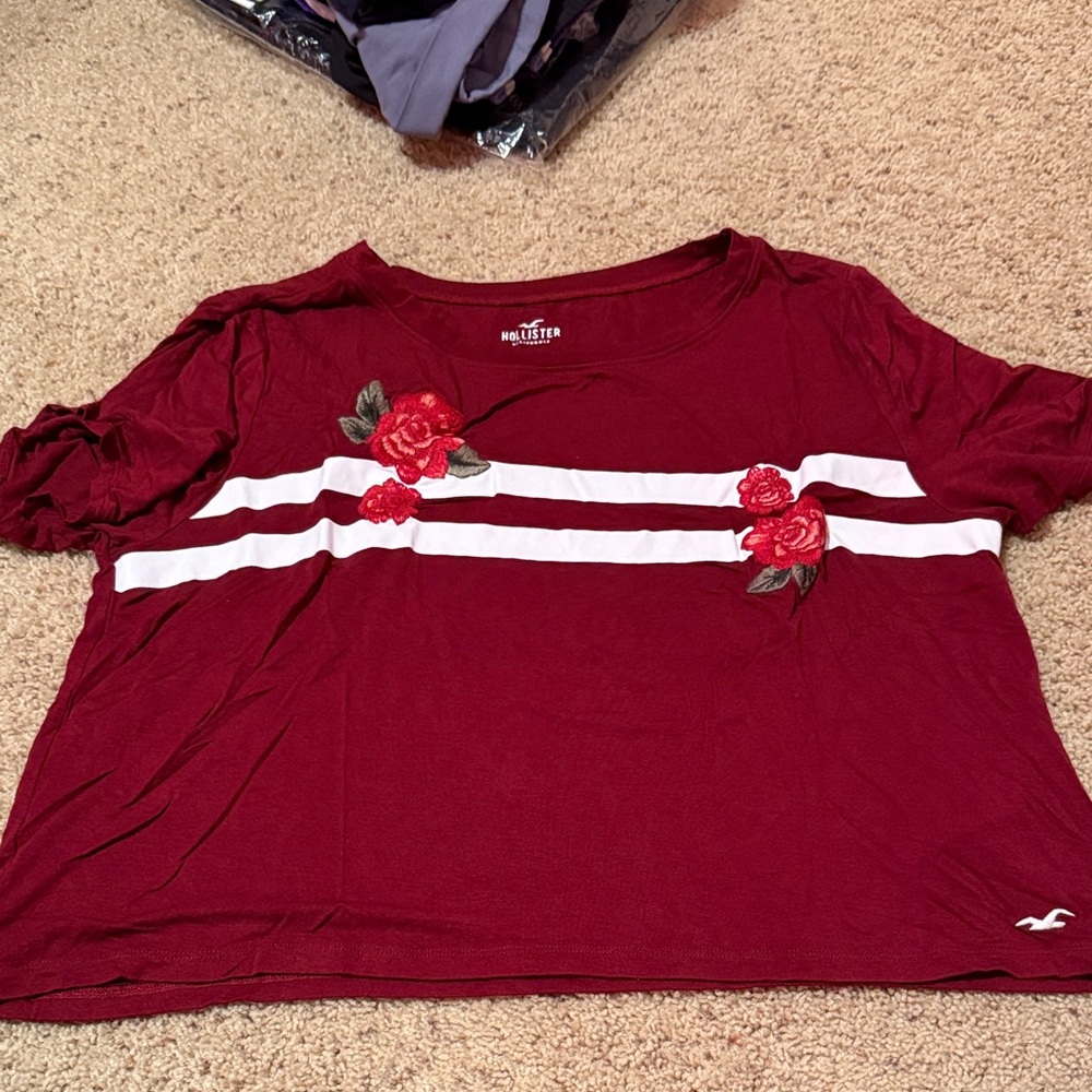 Hollister Women's Burgundy Floral Tee